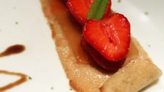 Fraises parfumées, gelée de pamplemousse et cigarette au gingembre