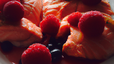 Darnes de saumon à la gelée de framboise