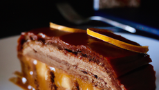 Bûche à la mousse au chocolat et au caramel beurre salé