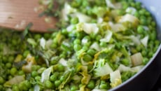 Petits pois à la menthe et à la sucrine