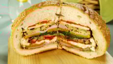 Pain farci aux légumes et chèvre frais