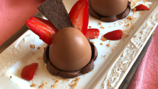 Mousse aux fraises servies dans des œufs en chocolat