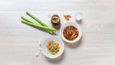 Soupe thaï : légumes et bouillon au lait de coco