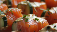 Brochettes aux dés de saumon rose