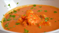 Soupe de tomates aux gambas, épicée au massalé