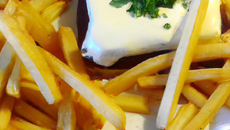 Coulée de camembert chaud sur frites