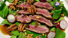 Plancha de magret de canard, salade de chicons aux noix