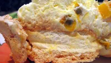 Pavlova aux fruits de la passion et autres fruits exotiques