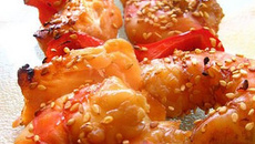 Brochettes de saumon et de crevettes marinées à la sauce gingembre soja panées aux graines de sésame