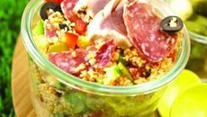 Taboulé de saucisson sec, cornichons, olives et thon frais mi-cuit