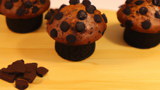 Muffins au chocolat garnis de pépites de chocolat noir