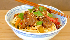 Aiguillettes et nouilles sautées façon aigre doux au Ketchup