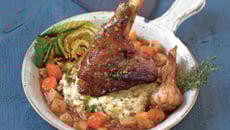 Souris d’agneau au four avec légumes racines