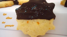 Sablés sucrés bicolores à l'orange et aux amandes