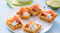 Mini gaufres au saumon fumé et leur chantilly au citron vert