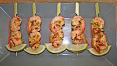 Brochettes de crevettes et de saumon marinées