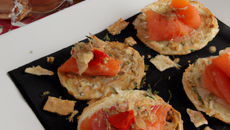 Filet de saumon et tomate séchée sur un blinis au pistou, tuile au parmesan