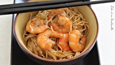 Nouilles chinoises sautées aux crevettes et gingembre