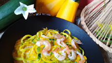 Spaguetti de courgettes avec crevettes au curry