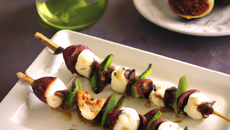Brochettes de figues, basilic et mozzarella