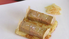 foie gras mi cuit sur son pain perdu au vin blanc, accompagné de chips de parmesan et chutney oignons-olives