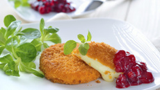 Croustillant de camembert de Normandie au coulis de groseille