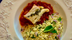 Cabillaud à la tomate épicée et semoule à la menthe fraîche