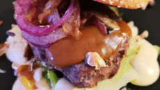 Burger de lapin à l'aïoli et oignons caramélisés