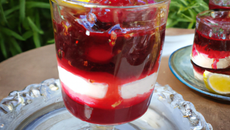 Verrine de fromage frais, compotée de fruits rouges au miel et citron vert