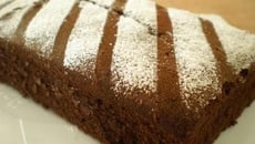 Gâteau léger au chocolat noir et décor de sucre glace