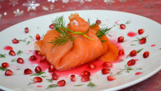 Aumônières de saumon fumé à la mangue et kiwi, sauce grenade-citron vert