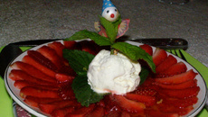 Carpaccio de fraises, glace au nougat et de soupe de fraises Andros