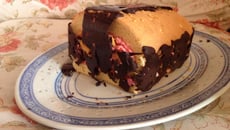 Bûche à la mangue aux saveurs de tonka et de fraise des bois