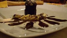 Fondant choco-banane, émincés de banane et duo de crème