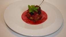 Sablé breton aux éclats de pistaches vertes, poêlée de fruits rouges, chantilly de lemond curd