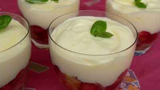 Tiramisu fraises-pêche basilic version verrine.