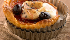 Tartelette croustillante au Banon, citron confit, griottes et lavande