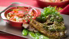 Carré d’agneau en croûte d’herbes, clafoutis de tomates cerise