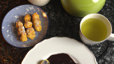 Tempura de bananes, perles de chocolat au wasabi et thé vert