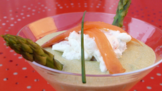 Velouté d'asperges vertes & Chantilly au saumon fumé