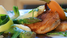 Pain perdu aux céréales, palettes d'asperges du Blayais et jeunes légumes