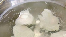 Œufs pochés sur poivrons confits