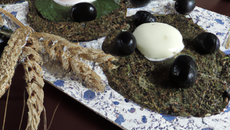 Galettes de blé noir aux épinards et chèvre, œuf miroir et olives noires