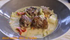 Wok de chou chinois, boulettes de bœuf au lait de coco