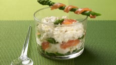 Verrine crabe-asperges au saumon fumé et son gressin d'asperge