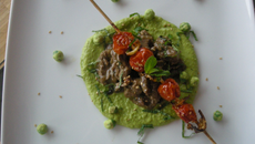 Purée de petits pois, émincé de bœuf à la menthe et brochette de tomates confites