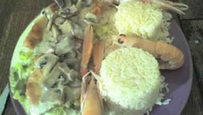 Escalopes sur lit de poireaux, champignons et langoustines