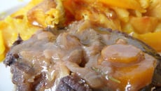 Joue de bœuf cuisiné au vin, cocotte de légumes et fruits d'hiver