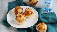 Muffins au chocolat blanc, noisettes et eau minérale
