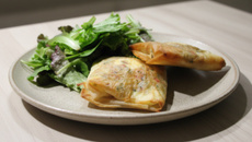 Brick à l'œuf avec oignons, fromage et herbes fraîches